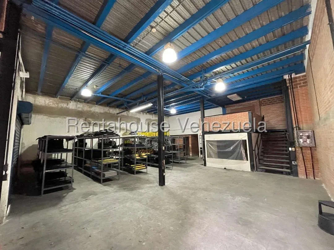 Excelente Edificio Industrial con patio de maniobra o estacionamiento en Alquiler Boleita Sur, Carac - 7