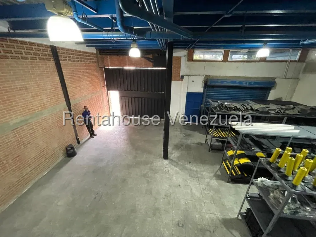 Excelente Edificio Industrial con patio de maniobra o estacionamiento en Alquiler Boleita Sur, Carac - 9