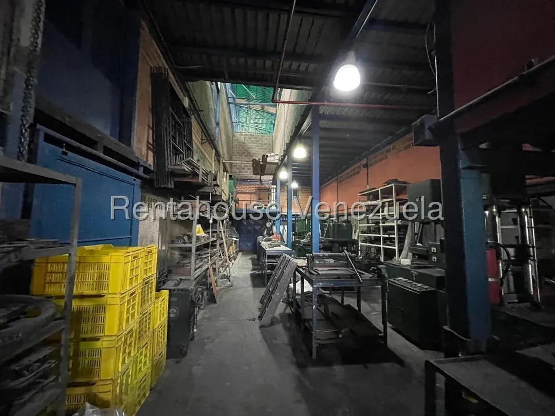 Excelente Edificio Industrial con patio de maniobra o estacionamiento en Alquiler Boleita Sur, Carac - 10