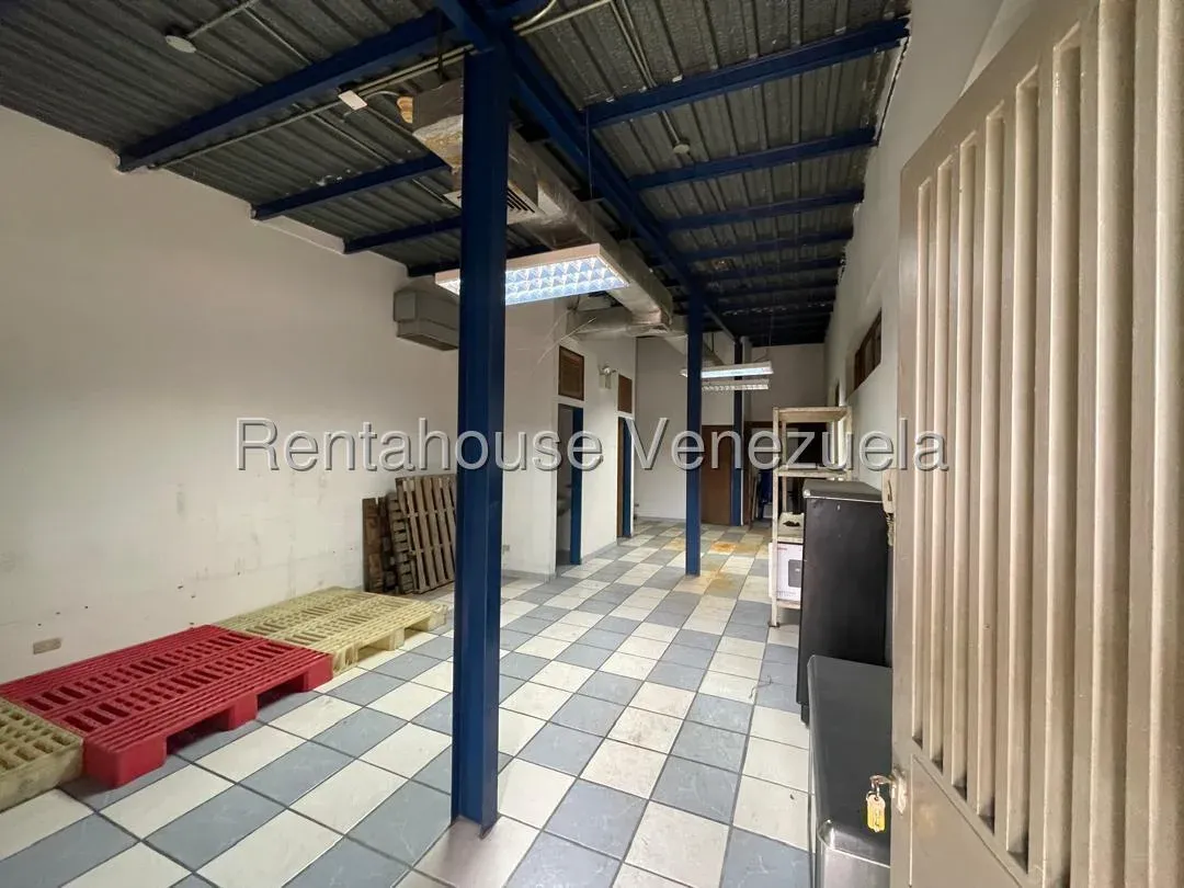 Excelente Edificio Industrial con patio de maniobra o estacionamiento en Alquiler Boleita Sur, Carac - 11