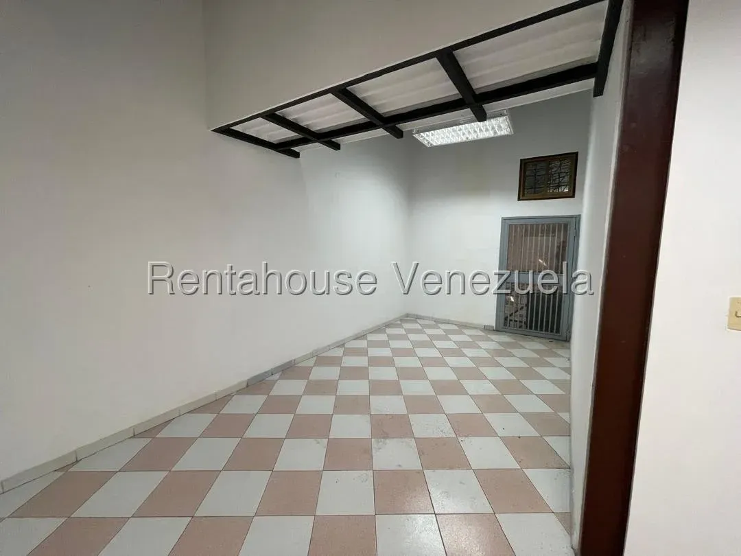 Excelente Edificio Industrial con patio de maniobra o estacionamiento en Alquiler Boleita Sur, Carac - 13