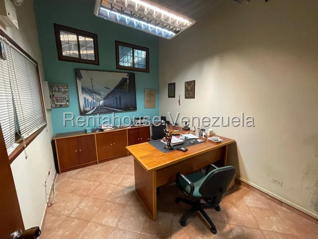 Excelente Edificio Industrial con patio de maniobra o estacionamiento en Alquiler Boleita Sur, Carac - 16