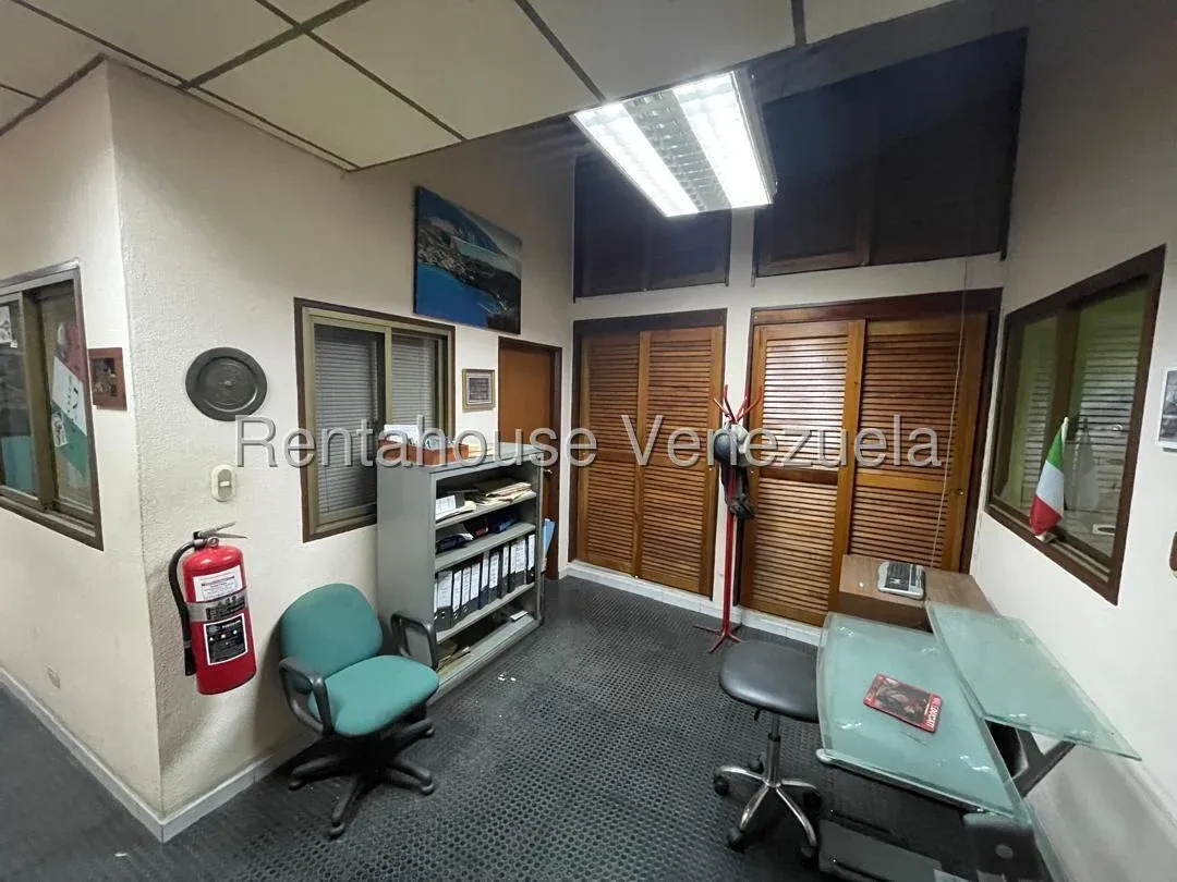 Excelente Edificio Industrial con patio de maniobra o estacionamiento en Alquiler Boleita Sur, Carac - 17