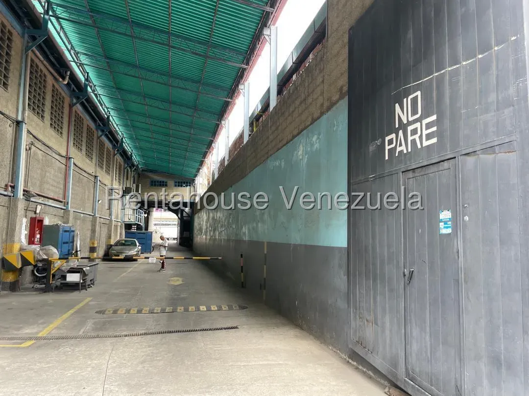 Excelente Edificio Industrial con patio de maniobra o estacionamiento en Alquiler Boleita Sur, Carac - 21