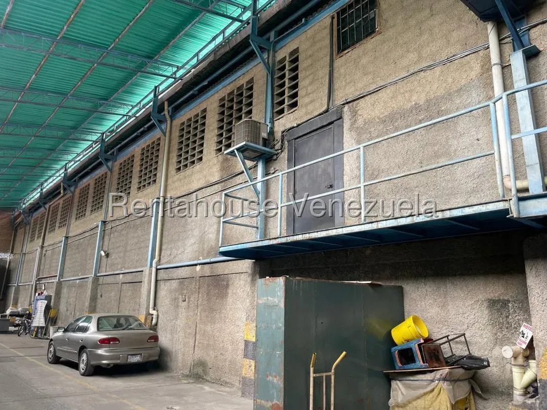 Excelente Edificio Industrial con patio de maniobra o estacionamiento en Alquiler Boleita Sur, Carac - 22