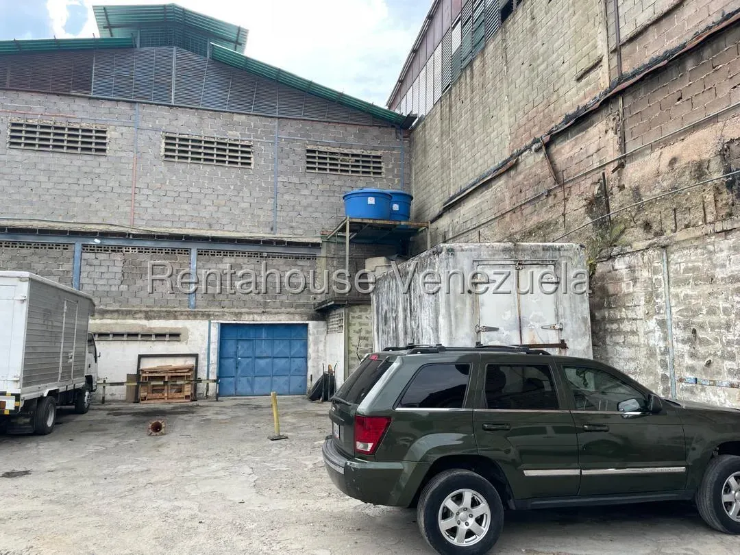 Excelente Edificio Industrial con patio de maniobra o estacionamiento en Alquiler Boleita Sur, Carac - 23