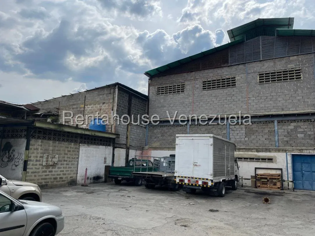 Excelente Edificio Industrial con patio de maniobra o estacionamiento en Alquiler Boleita Sur, Carac - 24