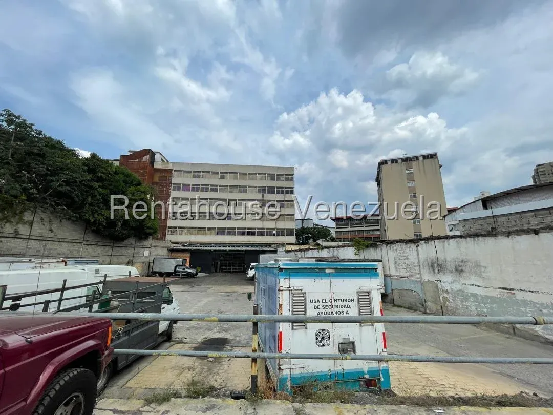 Excelente Edificio Industrial con patio de maniobra o estacionamiento en Alquiler Boleita Sur, Carac - 25