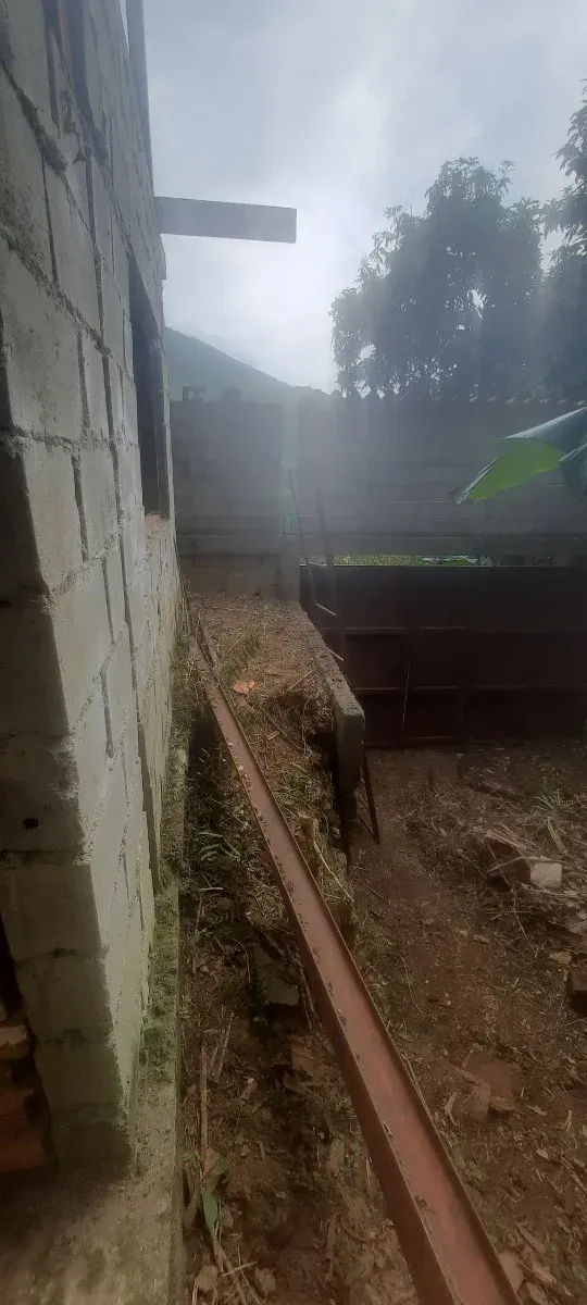 Es un terreno encerrado con bienechurias tiene piscina pequeña  - 2