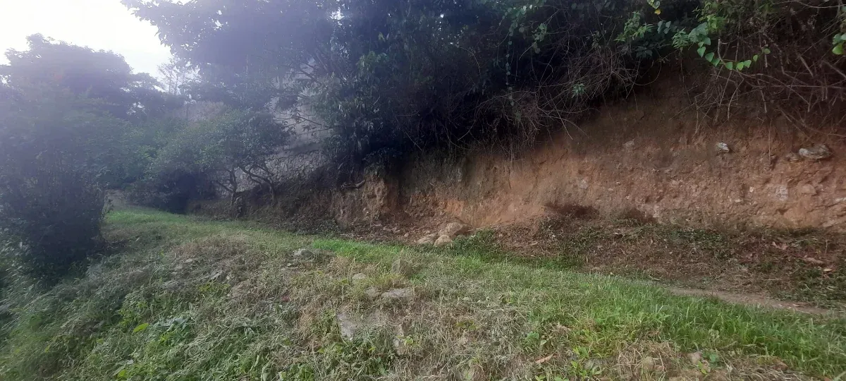 Es un terreno encerrado con bienechurias tiene piscina pequeña  - 3