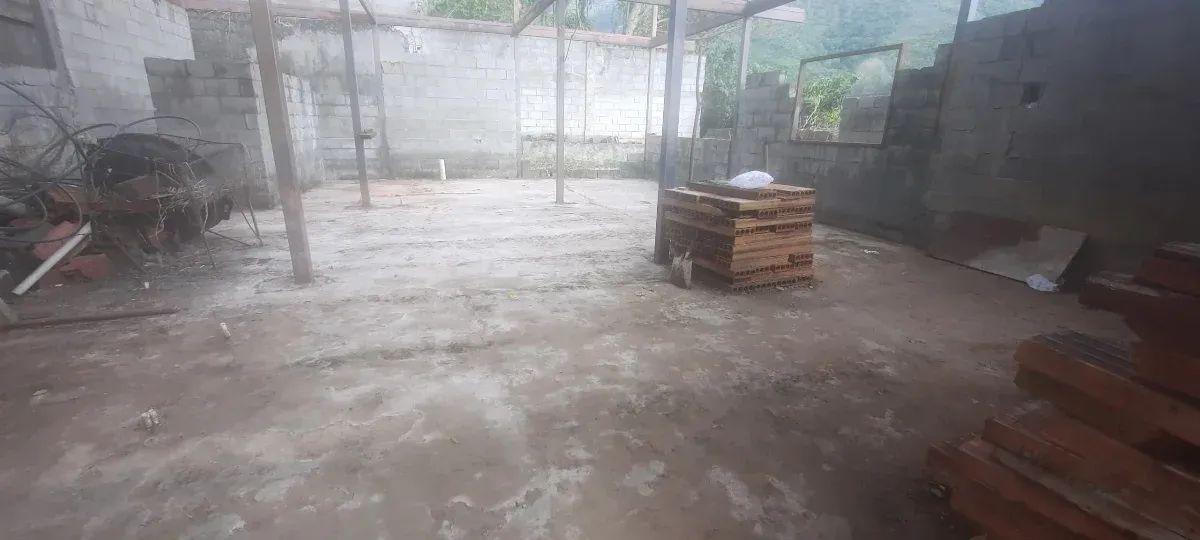 Es un terreno encerrado con bienechurias tiene piscina pequeña  - 5