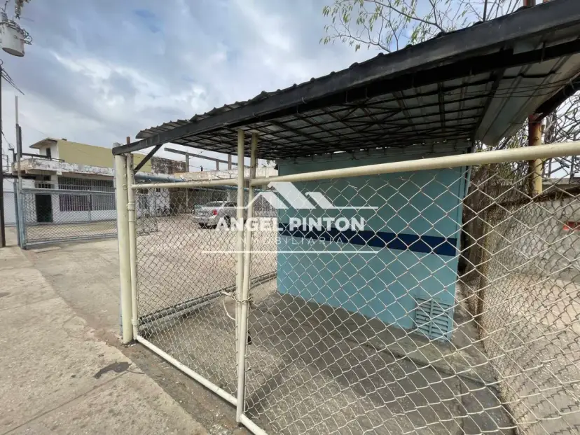 LOCALES COMERCIALES / GALPONES VENTA EL PINAR MARACAIBO VENEZUELA API 8987