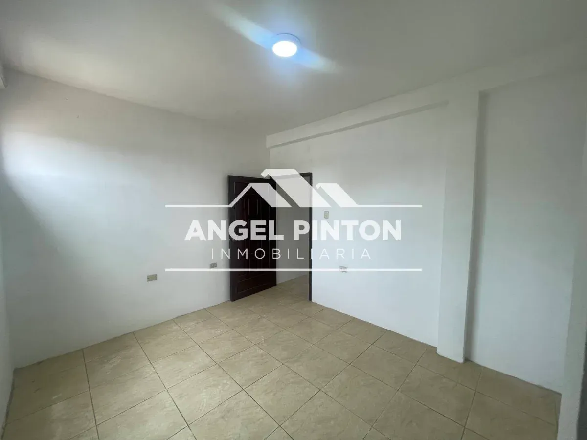 TOWHHOUSE VENTA URDANETA MARACAIBO, VENEZUELA API 9647 - 4