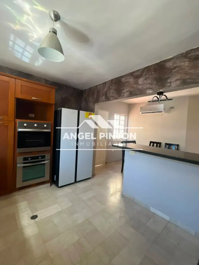 CASA EN ALQUILER AV FUERZAS ARMADAS MARACAIBO VENEZUELA API 10103