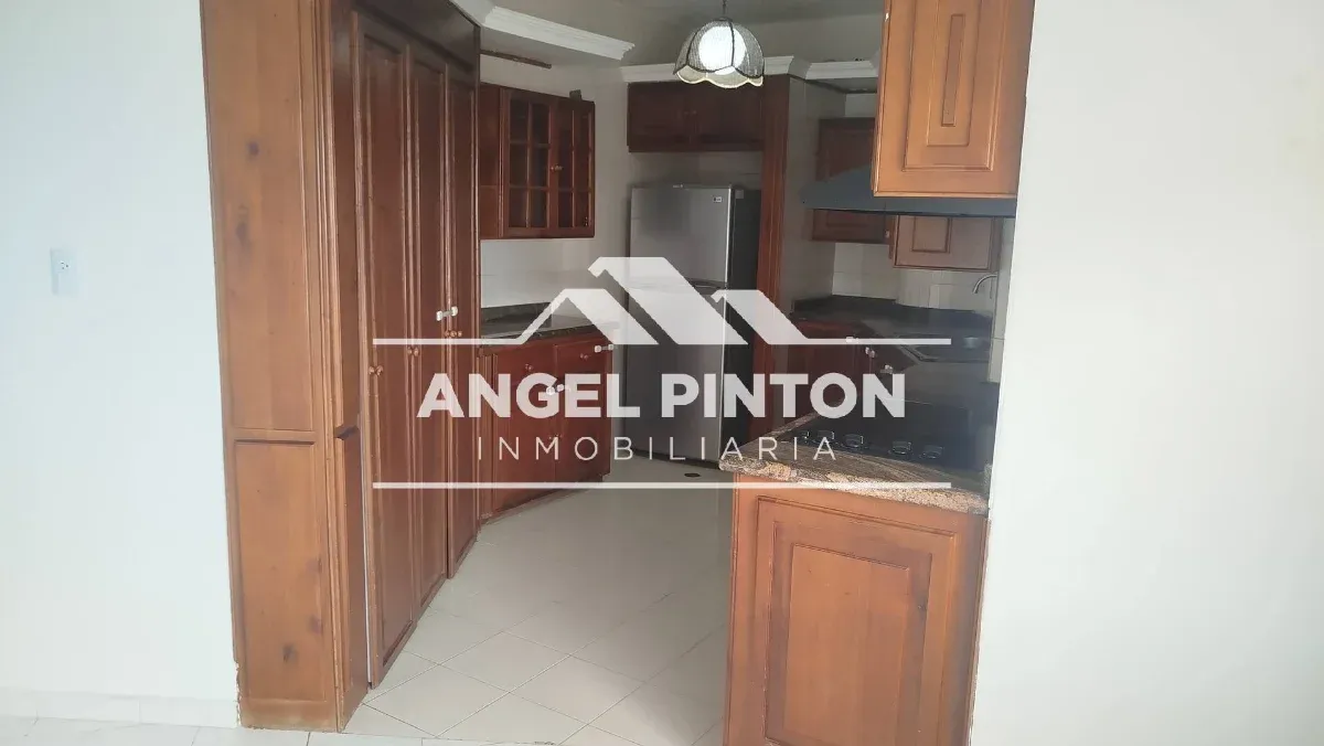 APARTAMENTO ALQUILER AV. EL MILAGRO MARACAIBO VENEZUELA API 10131 - 4