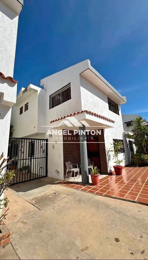 VILLA CERRADA VENTA BARRIO LOS OLIVOS MARACAIBO VENEZUELA API 10242 - 2