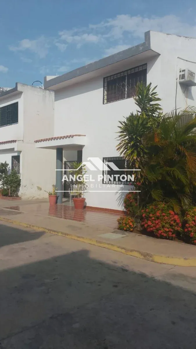 VILLA CERRADA VENTA BARRIO LOS OLIVOS MARACAIBO VENEZUELA API 10242 - 7