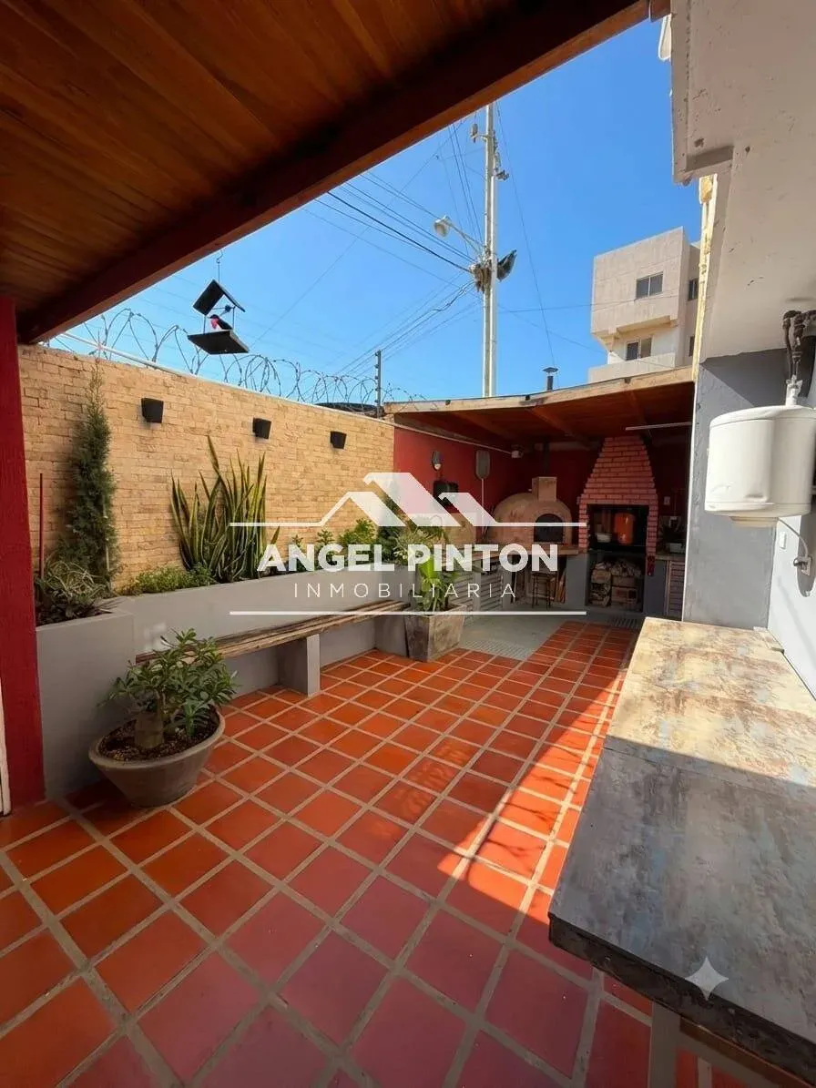 THOWNHOUSE EN VENTA AV FUERZAS ARMADAS MARACAIBO VENEZUELA API 10338 - 11