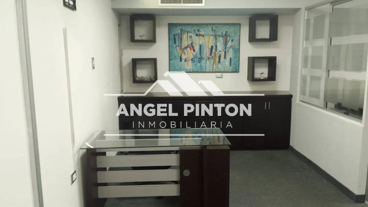 OFICINA EN ALQUILER AV. UNIVERSIDAD MARACAIBO VENEZUELA API 20109