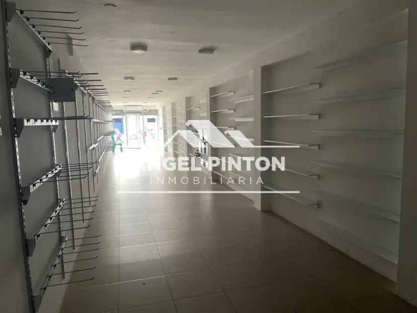 LOCAL COMERCIAL ALQUILER LA COROMOTO AV 40 SAN FRANCISCO VENEZUELA API 9796