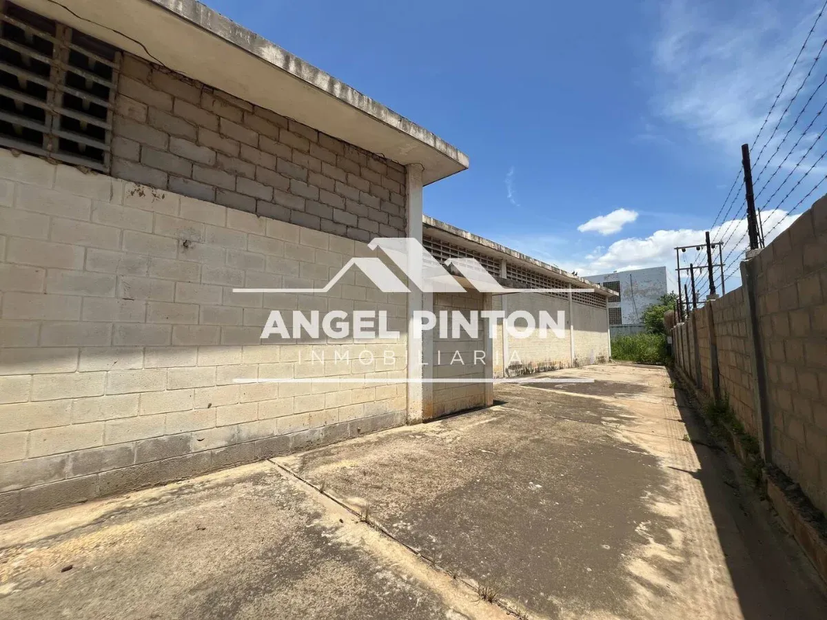 EDIFICIO COMERCIAL EN VENTA EN CIUDAD OJEDA VENEZUELA API 99717 - 2
