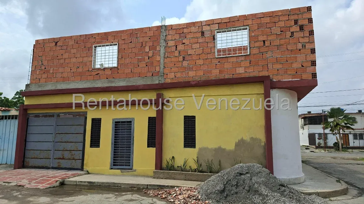 Casa con locales comerciales en venta. Casa para terminar de construir. Zona oeste de Barquisimeto