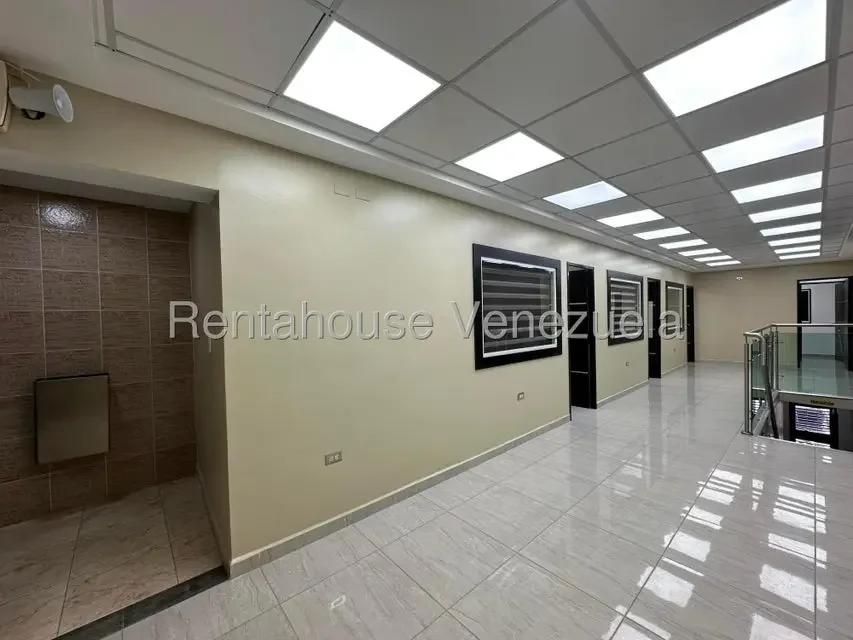 edificio comercial en venta con local y oficinas totalmente remodelado san ignacio maracay 26-18991 - 9