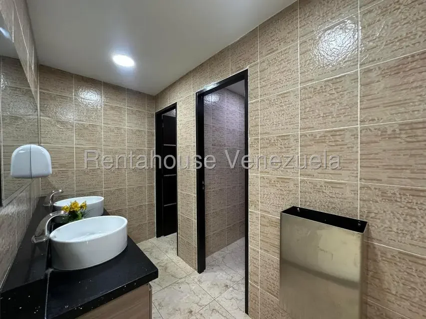 edificio comercial en venta con local y oficinas totalmente remodelado san ignacio maracay 26-18991 - 10