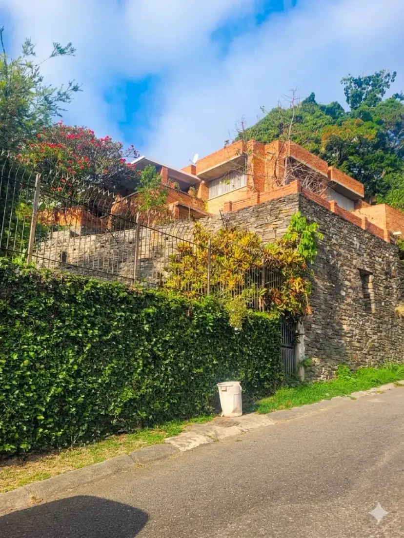Hermosa casa en Lomas de la Trinidad Caracas