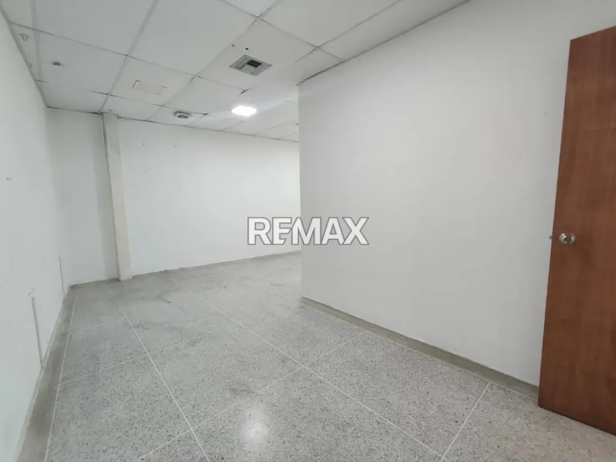 ALQUILER DE LOCAL COMERCIAL AV VENEZUELA CON 42 - 8