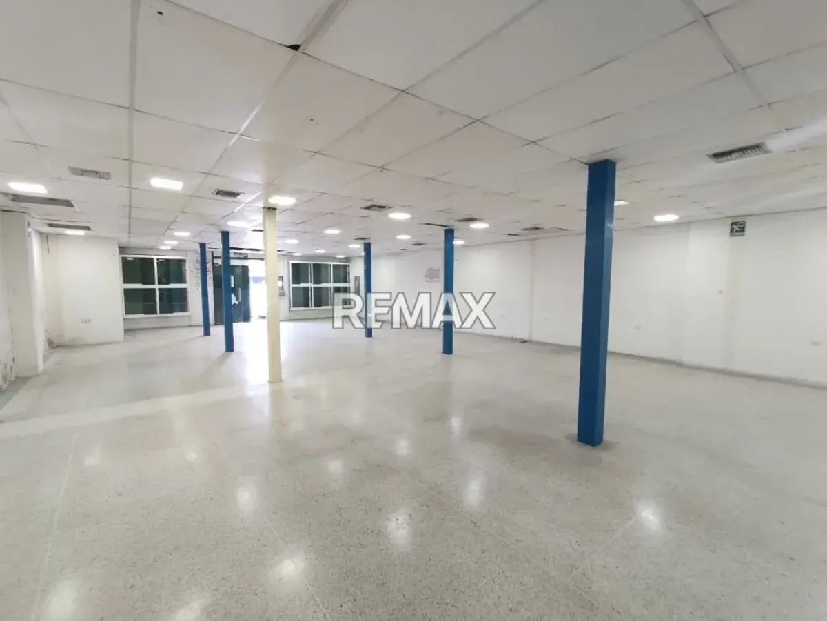 ALQUILER DE LOCAL COMERCIAL AV VENEZUELA CON 42