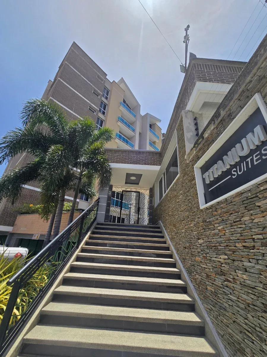 Apartamento de lujoso apartamento en la Urb. Trigal Norte. Resd. Titanium Suites 