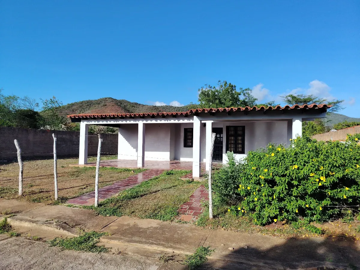 De oportunidad, tu casa en la isla Margarita en la mejor urbanización privada de Santa Ana.  - 2