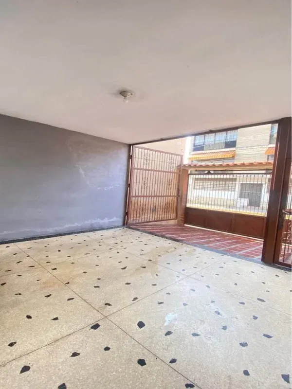 Excelente oportunidad de inversión, en Venta casa de dos plantas con muy buena ubicación.   - 14