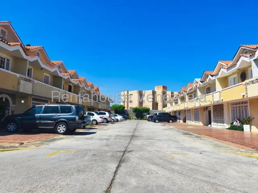 MLS 26-11386 VENTA DE TOWNHOUSE EN AV MILGRO NORTE ..