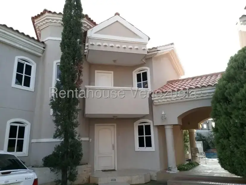 MLS 26-11757 VENTA DE TOWNHOUSE ACTUALIZADO VILLA SOL CARIBE ..KB