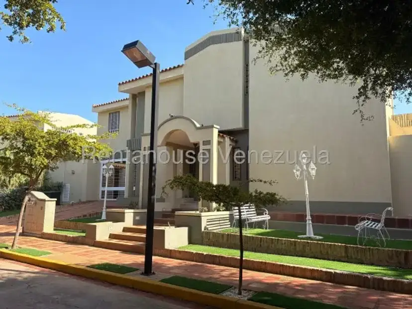 MLS 26-13910 VENTA DE TOWNHOUSE EN VILLA ANTAÑONA EN DORAL NORTE ..