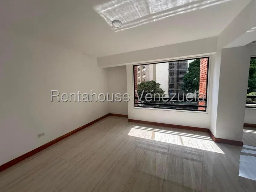 Amplio Apartamento en Venta Resd. Balmoral Los Dos Caminos - 5