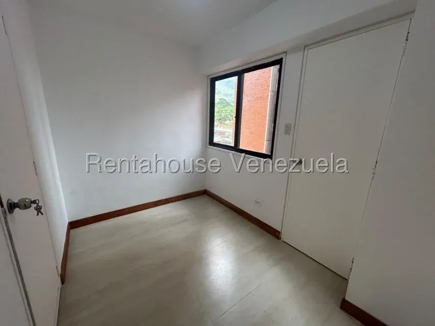 Amplio Apartamento en Venta Resd. Balmoral Los Dos Caminos - 13