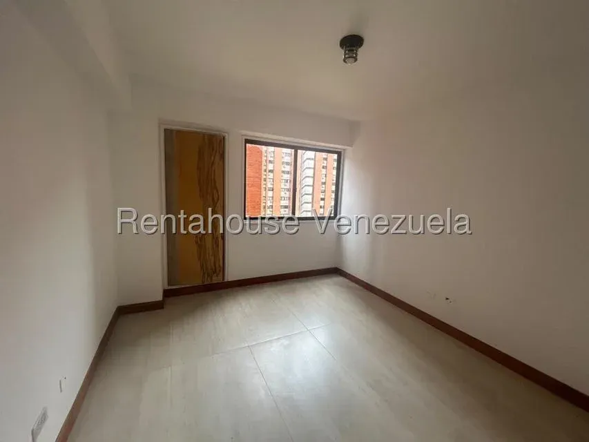 Amplio Apartamento en Venta Resd. Balmoral Los Dos Caminos - 14