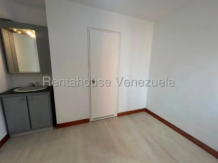 Amplio Apartamento en Venta Resd. Balmoral Los Dos Caminos - 16
