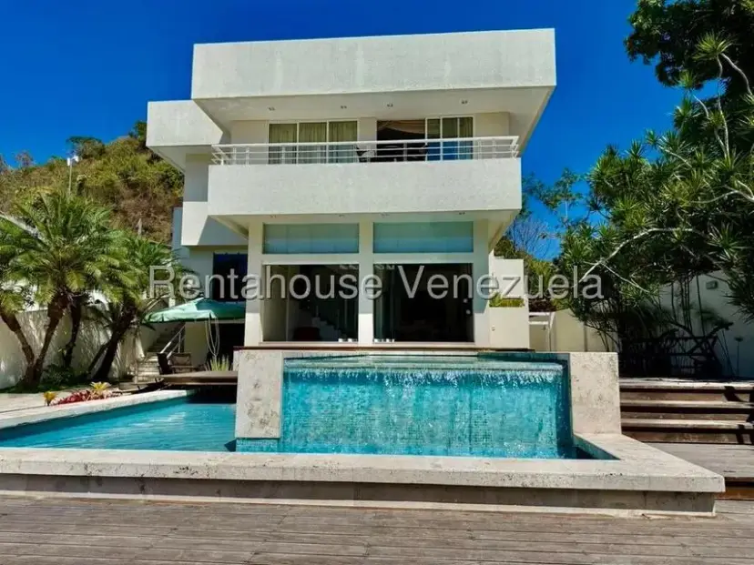 Casa en Venta Colinas del Tamanaco. 950Mtrs2 — 2
