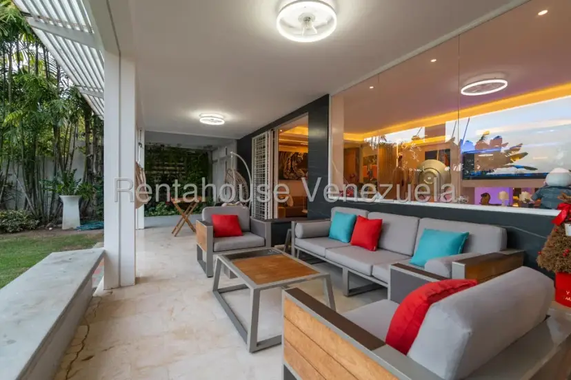 Amplia Casa en venta en Prados del Este  — 2