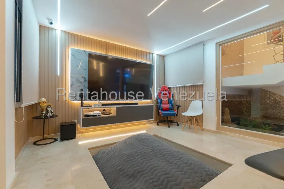 Amplia Casa en venta en Prados del Este  - 11