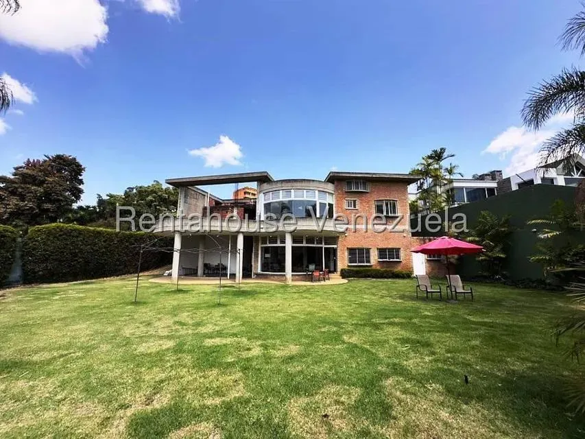 Amplia Casa en venta en Los Samanes