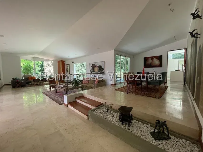 Amplia Casa en Venta en Alto Hatillo - 2