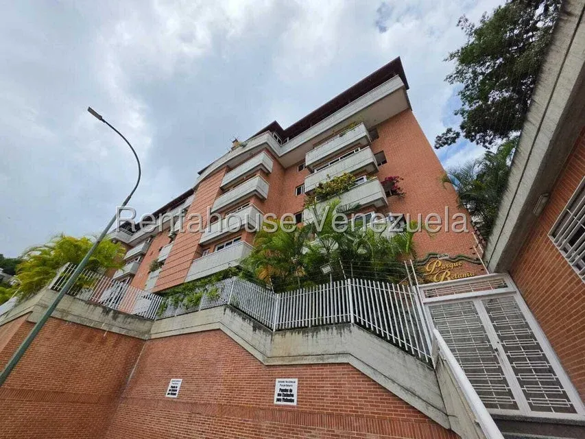 Alquiler de Apartamento en Los Chaguaramos. Amoblado #27-1022
