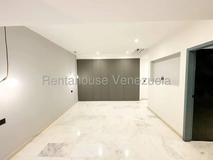 Impecable Casa en Venta en La Tahona. Calle Cerrada #27-5955 - 23