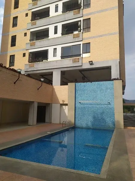 EN VENTA Excelente apartamento con doble balcón con una vista hermosa. Urb Agua Blanca, Valencia