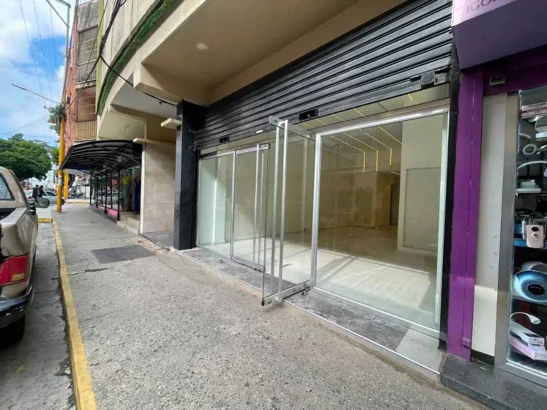 EN ALQUILER Excelente Local comercial ubicado en el centro de Valencia, Av Díaz Moreno - 4
